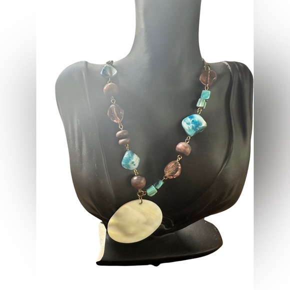 Gorgeous Necklace (Like New) 🐬 - Picture 2 of 5